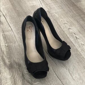 Black peep-toe pumps